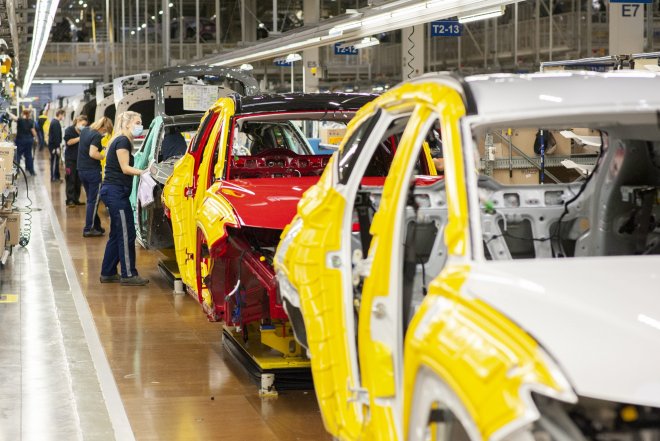 Průmysl i zahraniční obchod táhla v březnu výroba aut. Pokles stavební výroby zrychlil