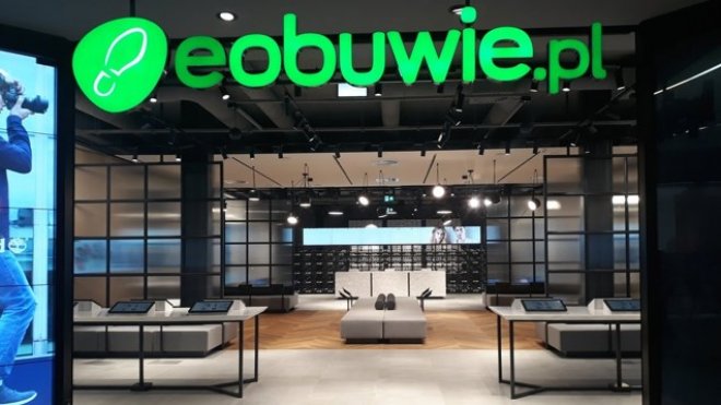 Majoritní vlastník polského intenetového prodejce obuvi eobuwie.pl, společnost CCC oznámila, že do e-shoupu investuje japonská SoftBank téměř tři miliardy korun.