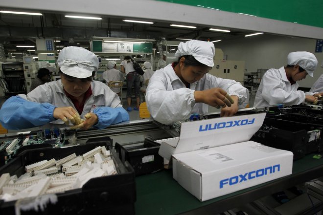Pracovníci továrny Foxconnu v čínském Šen-čenu vyrábějící zejména pro Apple