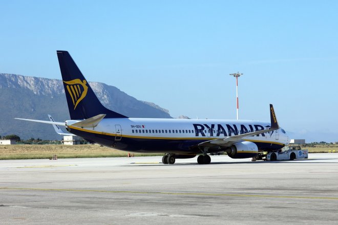 Ryanair hlásí rekordní výsledky, poprvé vyplatí investorům pravidelnou dividendu