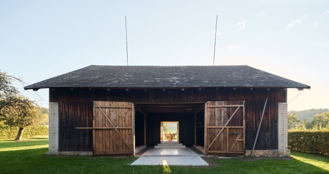 Architekti vložili dům do staré stodoly. Výsledek ukazuje, jak může přežít český venkov