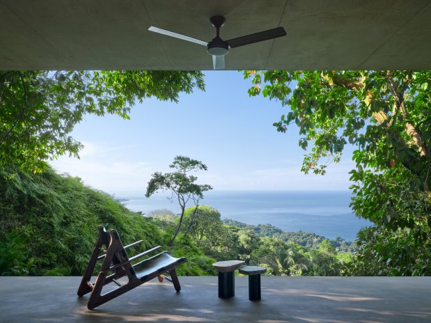 Uprostřed kostarické džungle vyrostl dům, který spojuje surovou materiálnost s otevřeností přírody.