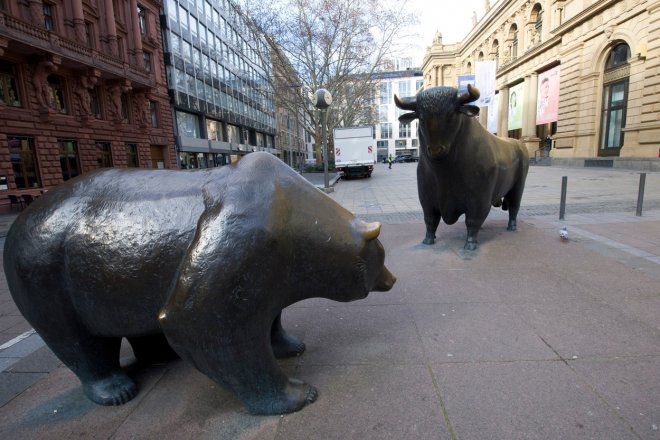Sousoší symbolů burzovního obchodování - medvěda a býka - před burzou ve Frankfurtu nad Mohanem.