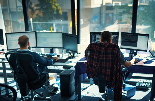 Ještě nedávno dostávali studenti informatiky pracovní nabídky, aniž by se o místo ucházeli. Dnes mnozí rozesílají stovky životopisů a firmy jim ani neodpovídají.