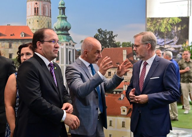 Zleva ministr zemědělství Marek Výborný, jihočeský hejtman Martin Kuba a premiér Petr Fiala na zahájení mezinárodního agrosalonu Země živitelka, 24. srpna 2023, České Budějovice.