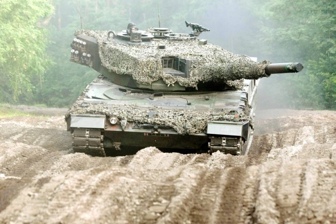 Tanky Panther a Leopard 2 mají obdobnou korbu, věž je odlišná.