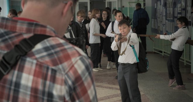 Snímek dokumentuje propagandu na škole v jednom městě za Uralem zejména v souvislosti s ruskou invazí na Ukrajinu.