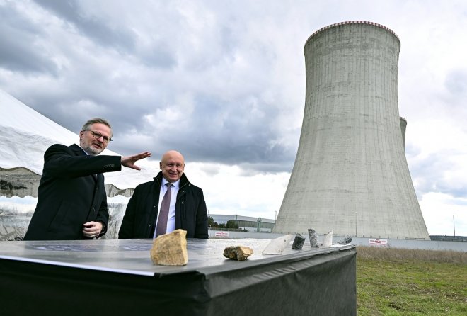 Premiér Petr Fiala a šéf ČEZ Daniel Beneš v jaderné elektrárně Dukovany