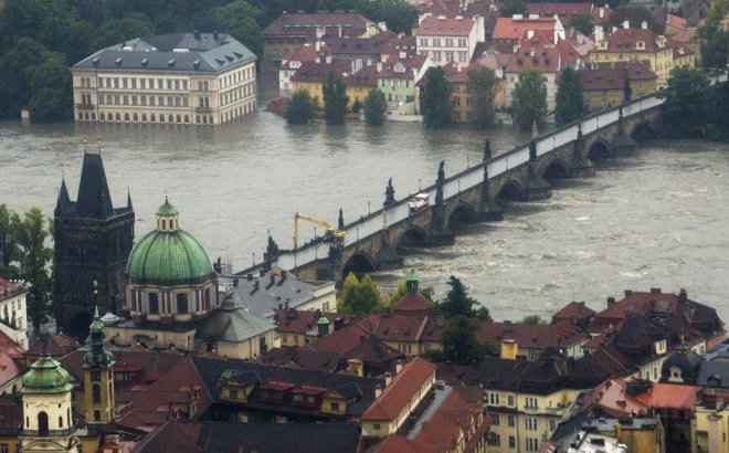 Letecký pohled na rozvodněnou Vltavu v centru Prahy 13. srpna 2002.