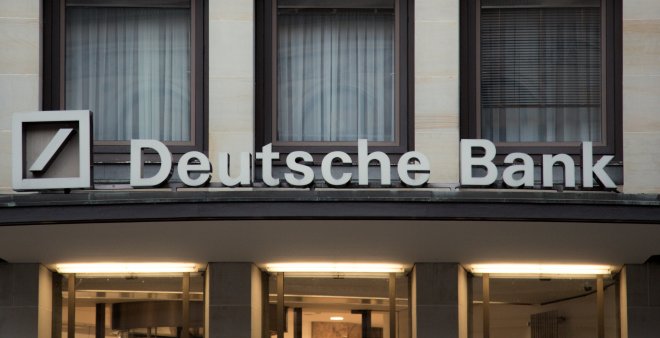 Je Deutsche Bank „další na odstřel“ po Credit Suisse? Akcie největší německé banky prudce padají