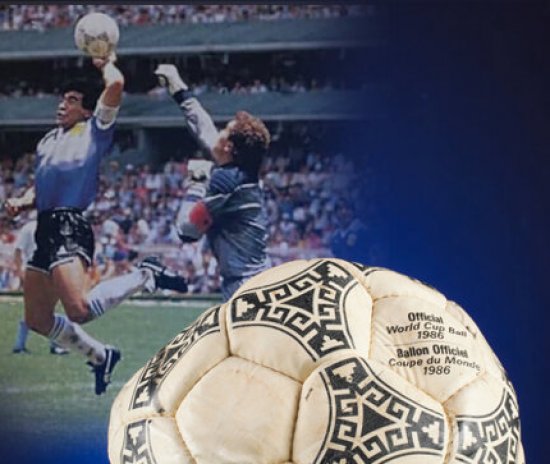 „Trochu hlavou, trochu rukou Boží.“ Maradonův míč se prodal za desítky milionů