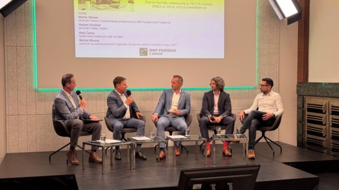 Umělá inteligence ve službách hackerů. Tisíce lidí naletěly falešným bankéřům