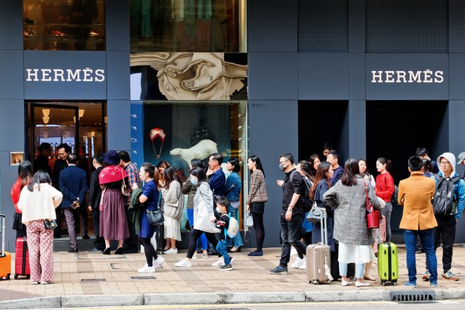 Akcie Hermès letos oslabily o čtvrtinu