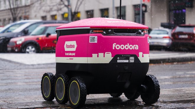 Foodora zahájila v Karlíně testovací provoz doručovacích robotů