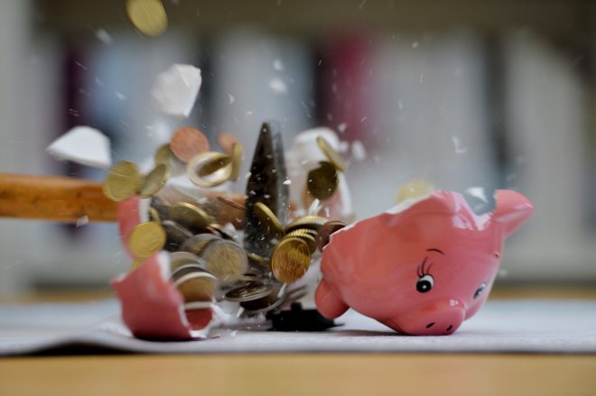 Spořicí účty v dubnu: Čtyřka drží. A Trump může zamíchat i českým spořením