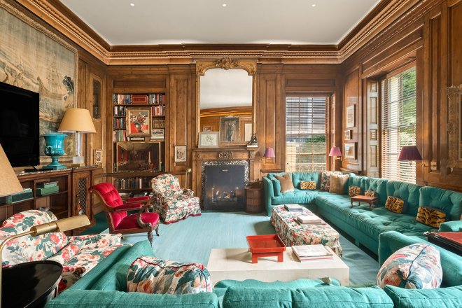 Jeden ze dvou obývacích pokojů domu již zesnulého magnáta Davida Rockefellera na Manhattanu