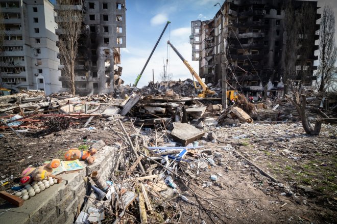 Ulice města Borodyanka, která byla téměř srovnána se zemí. Ruská armáda ostřelovala bez cíle a smyslu veškeré budovy. V nynějších dnech probíhá likvidace škod po válce a vyprošťování lidských obětí následkem války na Ukrajině, 7.4.2022