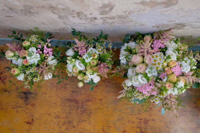 Obyčejný byznys: Za květinovou výzdobu dali svatebčané i čtyřicet tisíc. Nyní šetří, říká floristka