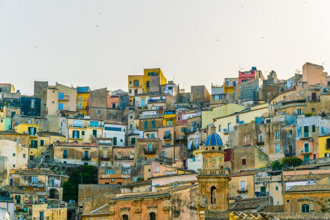 Domy za jedno euro. Víme, kde všude je nabízí. Historické centrum městečka Ragusa Ibla na Sicílii.