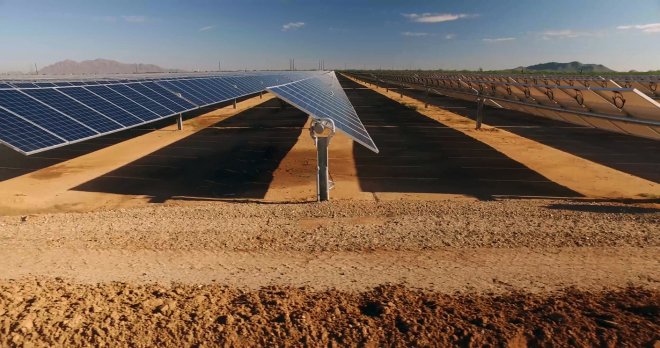 Solární panely v poušti