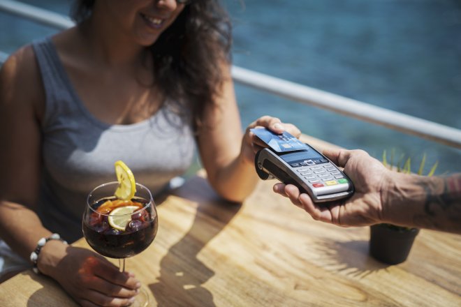 Karta, hotovost nebo Revolut? Jak platit na dovolené, aby vás to nestálo víc, než musí