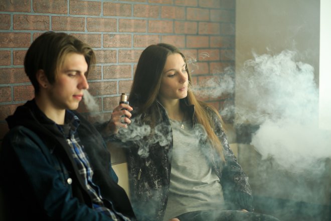Náctiletí kouří elektronické cigarety