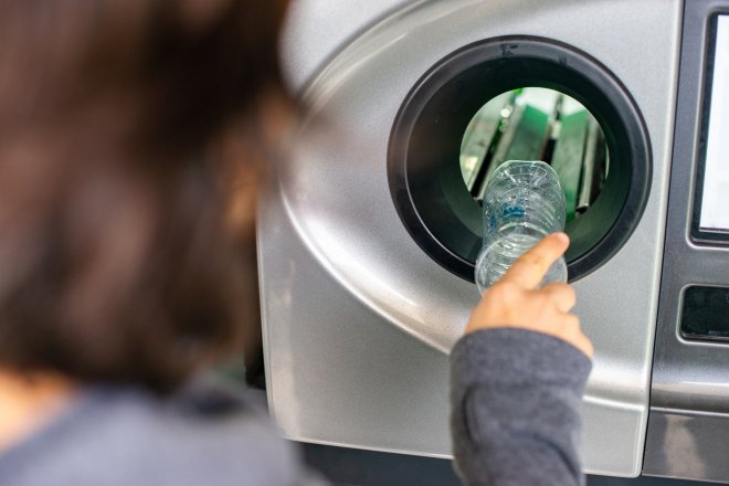Povinné zálohování PET lahví lidem zvýší poplatky za svoz odpadu, varují odborníci