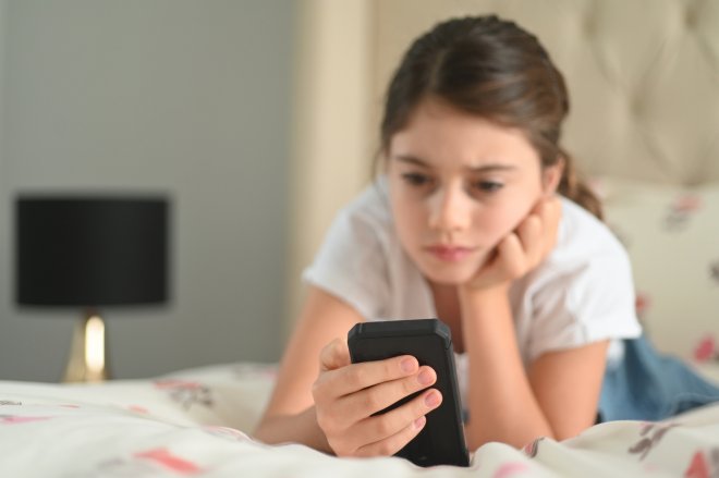 Jde zakázat dětem přístup na sociální sítě? Francie to zkusí
