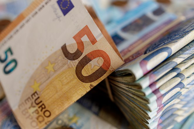 Lukáš Kovanda: Koruna brzdí vládu v rozhazování. Euro by jí sundalo nohu z plynu