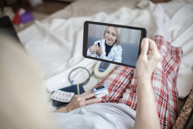 Doktor na telefonu šetří miliony za zbytečné výjezdy sanitek