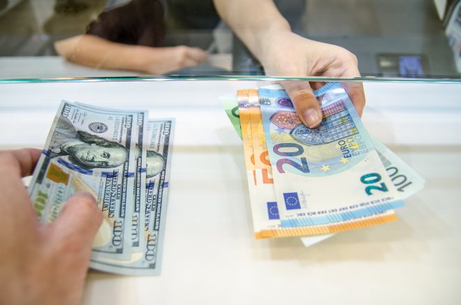 Wall Street sází na slabší euro. Banky věří víc dolaru