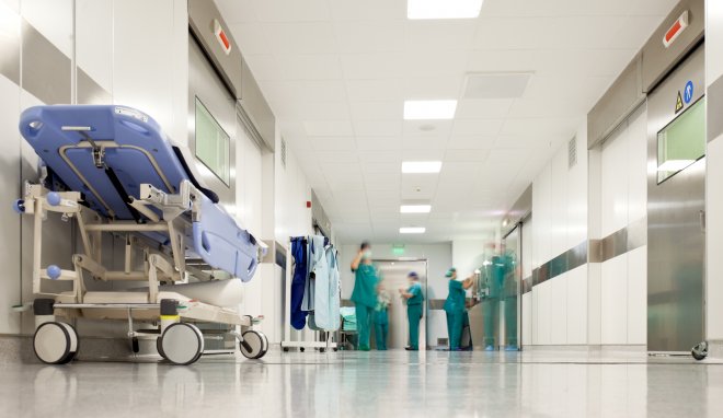V největších pražských nemocnicích vypovědělo přesčasy 18 až 38 procent lékařů
