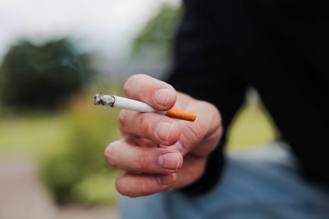 Krabička cigaret za 200 korun? EU tlačí na vyšší daně. „Držme se minima, jinak vydělají pašeráci“, varuje ekonom