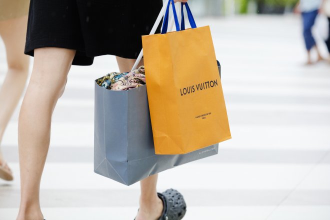 Akcie LVMH prožívají nejhorší začátek roku v historii. Chudne i zakladatel Arnault