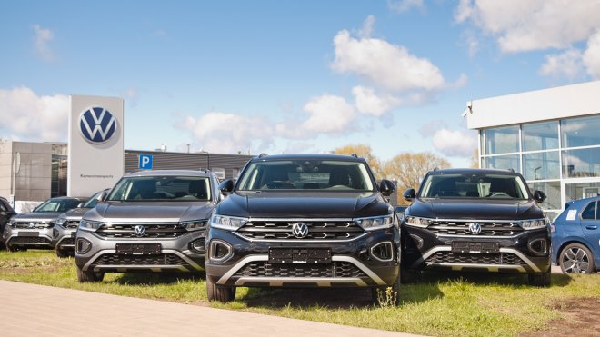 Provozní zisk Volkswagenu loni klesl o polovinu na 8,9 miliardy eur