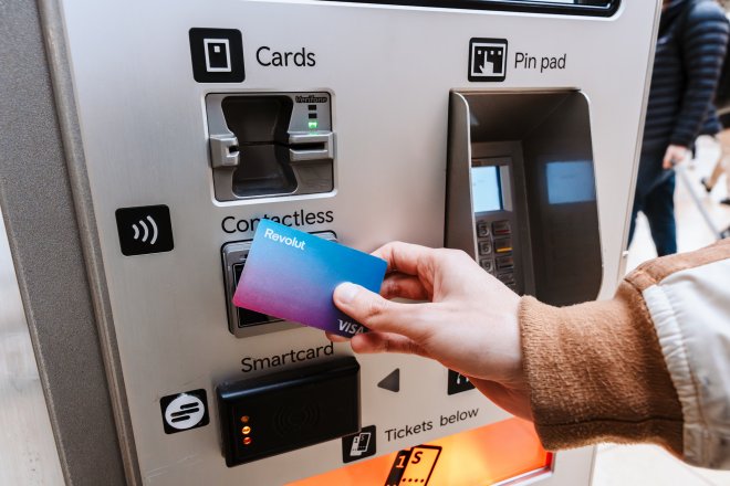 Kartou, hotově, nebo přes Revolut? Jak na dovolené platit, aby se z ní nestal kurzový horor