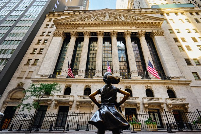 Amerika jde volit. A Wall Street už vyhlíží zisky