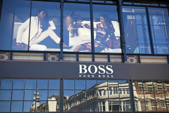 Hugo Boss našel kupce pro své aktivity v Rusku. Prodává pod cenou