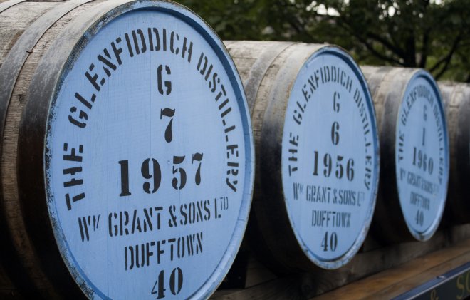 Konec whisky? Skotské palírny trápí „jezera“ neprodaného alkoholu, omezují výrobu a propouštějí