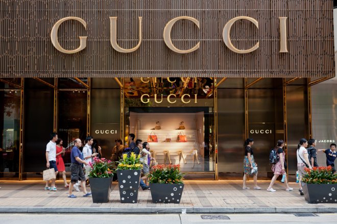 Akcie vlastníka Gucci stíhají výprodeje. Těžkou hlavu mu dělá vadnoucí poptávka v Číně