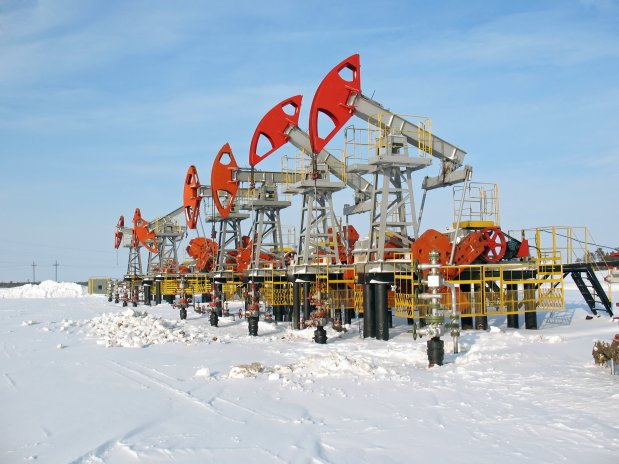 Ruský ropný průmysl jede dál. Navzdory sankcím těží víc než před válkou