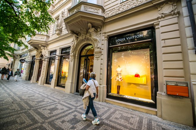 Prodejna Louis Vuitton v Pařížské ulici