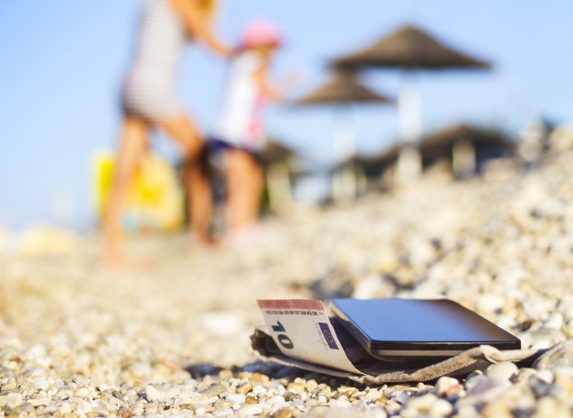 Kam s penězi a mobilem na pláži? Češi spoléhají na ručník