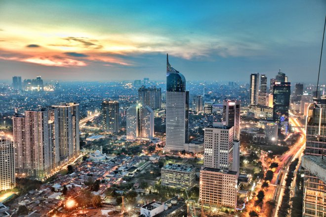 Letecký pohled na kancelářské budovy v centrální obchodní čtvrti Jakarty v hlavním městě Indonésie