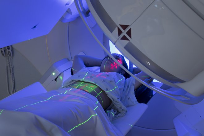 Začíná miliardový závod: Místo ozařování přijdou radioaktivní léky