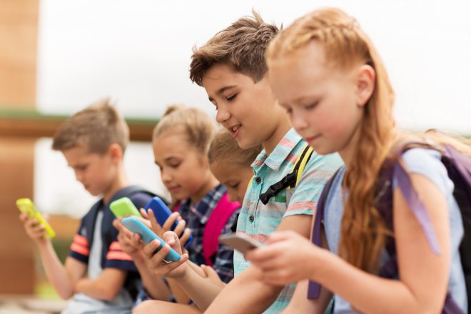 Australský zákaz sociálních sítí moc nefunguje. Vláda je na technologické giganty krátká. Zatím