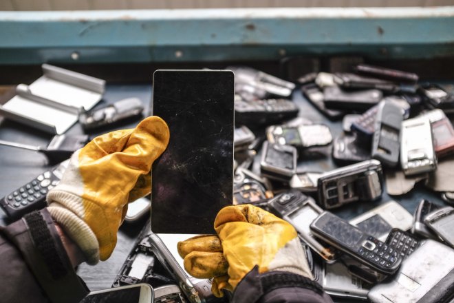 Mobily, notebooky i další elektronika zdraží. EU chystá novou daň z elektroodpadu
