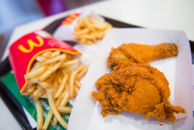 Pekelně drahé hovězí nutí McDonald’s měnit strategii. Peče kuřata