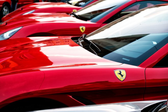 Na černé listině Ferrari. Tyto celebrity si nové auto z Maranella nekoupí