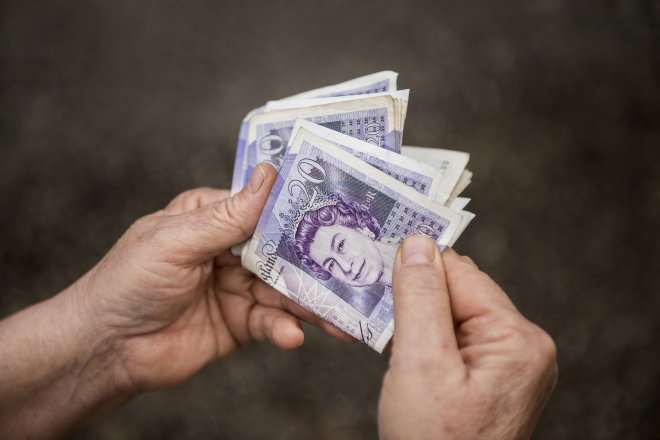 Británie testuje nepodmíněný příjem